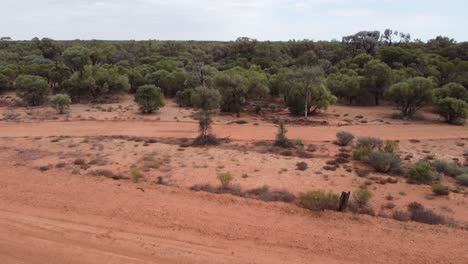 Drone-Descendiendo-En-El-Interior-De-Australia-Mostrando-Una-Carretera-Sin-Asfaltar