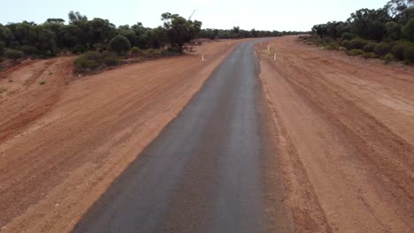 Drohne-Fliegt-über-Eine-Versiegelte-Landstraße-In-Geringer-Höhe-Im-Australischen-Outback