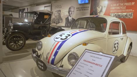 Escarabajo-Volkswagen-De-Coches-Antiguos-En-Exhibición-En-El-Museo-Gedee,-Viejo-Coche-Volkswagen