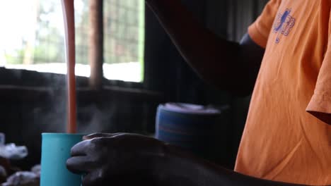 Hombre-Preparando-Té-Para-Niños-De-Escuela-En-Kenia