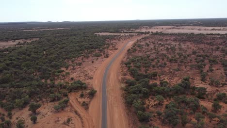 Luftaufnahme-Einer-Von-Roter-Erde-Umgebenen-Landstraße-Im-Australischen-Outback