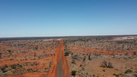 Drohne,-Die-über-Versiegelte-Und-Unbefestigte-Landstraßen-Im-Australischen-Outback-Absteigt