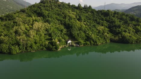 Luftdrohnenaufnahme-Des-Flusses-Neretva,-Der-Durch-Die-Berge-Fließt.-Blick-Auf-Den-Fruchtbaren-Fluss,-Der-Jablanica-Speist.-Blick-Auf-Den-Fluss,-Der-Durch-Einen-Grünen-Wald-In-Bosnien-Und-Herzegowina-Fließt