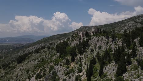 Eine-Luftaufnahme-Zeigt-Die-Festung-Blagaj-Und-Das-Dorf,-Das-Sie-In-Mostar,-Bosnien,-überblickt
