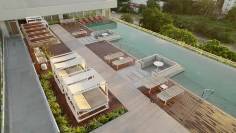 Drone-perspective-as-it-advances-over-a-sports-rooftop-in-the-vibrant-Riviera-Maya,-capturing-the-energy-of-athletic-activities-against-the-backdrop-of-tropical-beauty