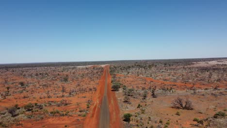 Drohne-Steigt-über-Versiegelte-Und-Unbefestigte-Landstraßen-Im-Australischen-Outback-Auf