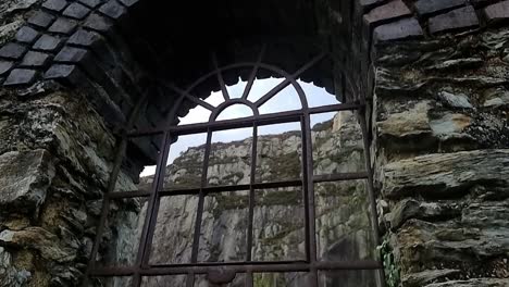 Verzierte-Schmiedeeiserne-Bogenfensterrahmenreste-In-Walisischen-Steinbruch-Mauerwerksfabrikruinen,-Anglesey