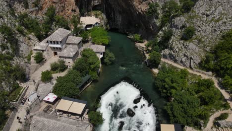 Flug-über-Den-Fluss,-Blagaj-Tekija,-Mostar,-Bosnien,-Historisches-Religiöses-Gebäude-Am-Ufer-Des-Wassers