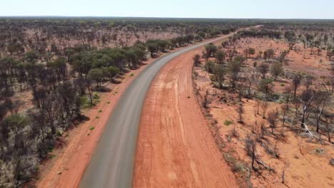 Drohne-Fliegt-über-Eine-Versiegelte-Landstraße-Im-Australischen-Outback