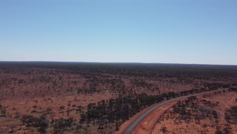 Drohne-Steigt-Auf-Und-Bewegt-Sich-Vorwärts-über-Eine-Asphaltierte-Landstraße-Im-Australischen-Outback