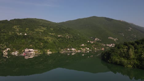 Luftdrohnenaufnahme-Des-Fruchtbaren-Flusses-Neretva,-Der-Durch-Die-Bergkette-Fließt,-Fünfzig-Grüntöne-In-Der-Natürlichen-Schönheit-Bosniens