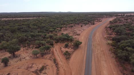Drohne-Steigt-Ab-Und-Landet-Auf-Einer-Asphaltierten-Landstraße-Im-Australischen-Outback