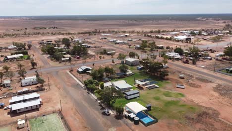 Luftaufnahme-Einer-Sehr-Kleinen-Landstadt-Mit-Tennisplätzen-Und-Schwimmbad-Im-Australischen-Outback