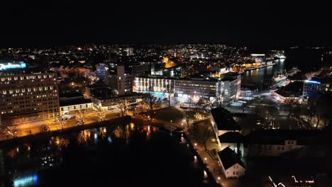 Centro-De-Stavanger-Por-La-Noche,-Noruega
