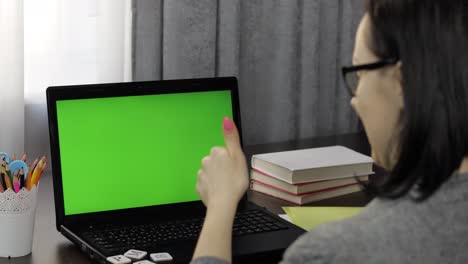 Eine-Lehrerin-Führt-Einen-Online-Videoanruf-Für-Den-Fernunterricht-Auf-Dem-Grünen-Bildschirm-Des-Laptops-Durch