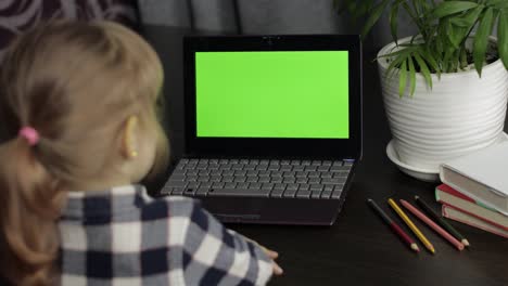 Fernunterricht-Für-Kinder-Am-Laptop-Während-Des-Online-Unterrichts-Zu-Hause.-Grüner-Bildschirm