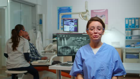 Zahnarzthelferin-Spricht-Mit-Entfernten-Patienten-über-Mundhygiene