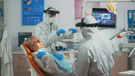 Mujer-Cuidando-La-Salud-Dental-Durante-La-Pandemia-De-Covid-19