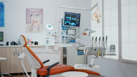 Innenraum-Einer-Modernen-Zahnarztpraxis-Mit-Röntgenaufnahmen-Der-Zähne-Auf-Monitoren