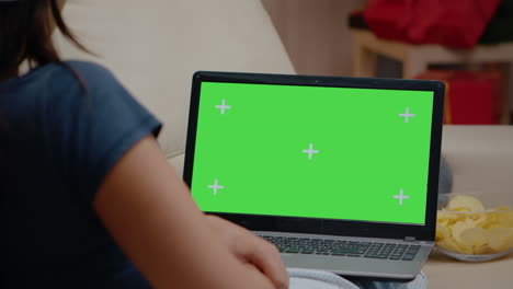 Nahaufnahme-Einer-Person,-Die-Einen-Horizontalen-Grünen-Bildschirm-Auf-Einem-Laptop-Ansieht