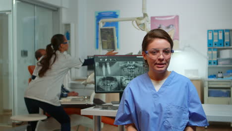 Zahnarzthelferin-Erklärt-Patienten-Die-Bedeutung-Der-Mundhygiene