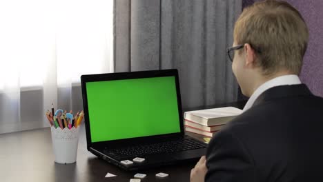 Profesor-Hombre-Haciendo-Videollamadas-En-Línea-En-Una-Computadora-Portátil.-Pantalla-Verde.-Educación-A-Distancia