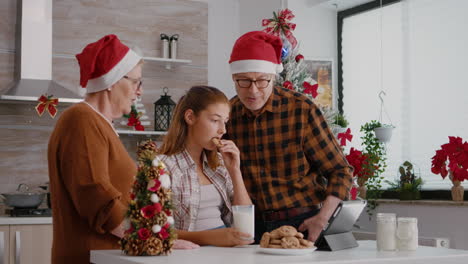 Glückliche-Familie,-Die-Sich-Online-Weihnachtsvideos-Aus-Der-Kindheit-Mit-Einem-Tablet-Computer-Ansieht
