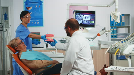 Estomatólogo-Explicando-La-Higiene-Dental-Usando-Esqueleto-Dental