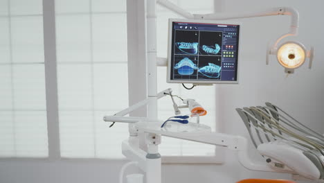 Leere-Zahnärztliche-Kieferorthopädische-Praxis-Mit-Niemand-Darin,-Auf-Dem-Display-Ist-Eine-Röntgenaufnahme-Der-Zahndiagnose-Zu-Sehen