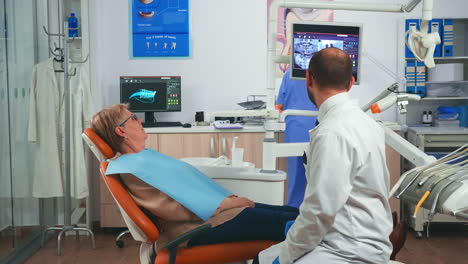 Arzt-Bespricht-Einen-Plan-Zur-Wiederherstellung-Der-Prothese-Und-Betrachtet-Röntgenbilder