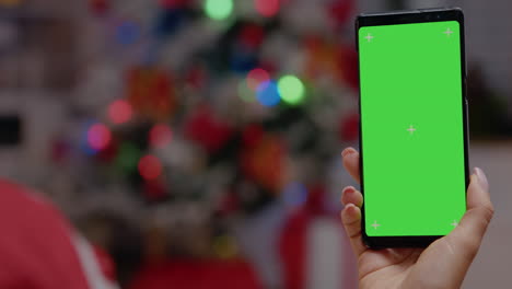 Nahaufnahme-Einer-Hand,-Die-Das-Smartphone-Mit-Grünem-Bildschirm-Vertikal-Hält