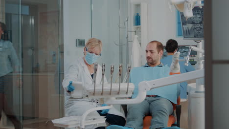 Oberzahnarzt-Bereitet-Zahnärztliche-Instrumente-Für-Die-Beratung-Vor