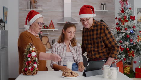 Glückliche-Familie-Schaut-Sich-Online-Einen-Weihnachtsfilm-Auf-Dem-Tablet-Computer-An-Und-Genießt-Die-Weihnachtszeit