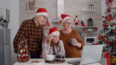 Großeltern-Und-Enkelin-Begrüßen-Entfernte-Freunde-Während-Eines-Online-Videoanruftreffens