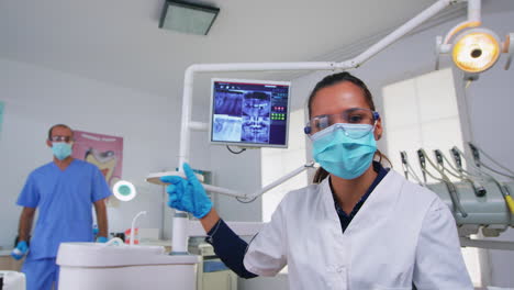 Doctor-Midiendo-La-Temperatura-De-La-Mujer-Antes-Del-Examen-Dental.