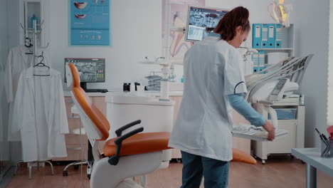 Zahnarzt-Arbeitet-Mit-Stomatologischen-Geräten-Zur-Zahnärztlichen-Untersuchung
