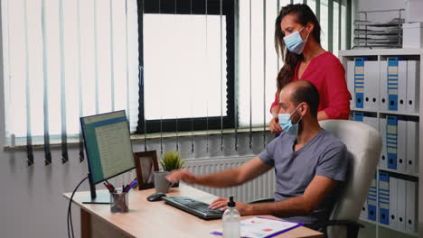 Business-team-working-wearing-mask