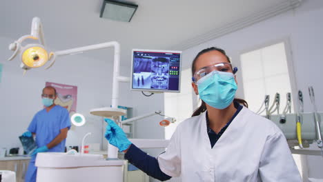 Patient-Schaut-Den-Zahnarzt-Aus-Der-Perspektive-Des-Patienten-An-Und-Bittet-Um-Eine-Zahnröntgenaufnahme