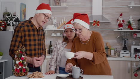 Glückliche-Familie-Feiert-Weihnachten-Gemeinsam-Und-Isst-Leckere-Schokolade-Gebackene-Kekse