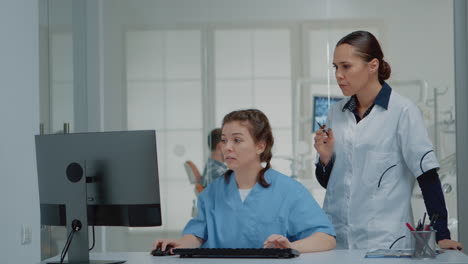 Dentistry-team-of-specialists-looking-at-computer-screen