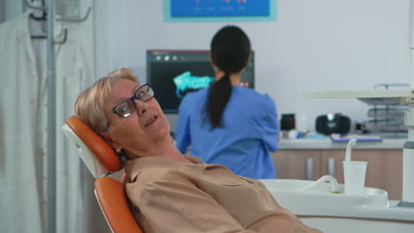 Ältere-Frau-Blickt-In-Die-Kamera-Und-Wartet-In-Der-Zahnklinik