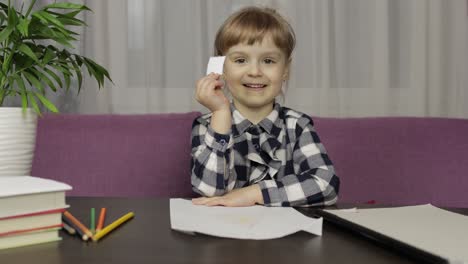 Kinder-Machen-Videoanrufe-Und-Machen-Zu-Hause-Fernunterricht.-Webcam-Ansicht