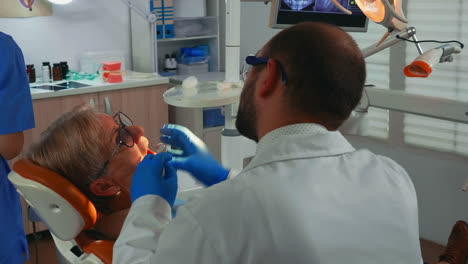 Alte-Frau-Beim-Zahnarzt-Bei-Einer-Zahnbehandlung