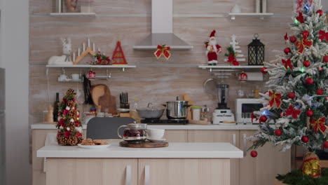Leere,-Weihnachtlich-Dekorierte-Küche,-In-Der-Sich-Niemand-Befindet,-Ist-Bereit-Für-Den-Nachtisch-Am-Weihnachtsmorgen