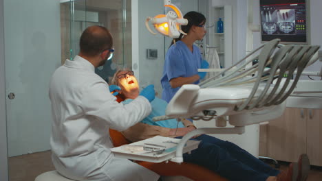 Técnico-Dentista-Preparándose-Para-La-Cirugía-Encendiendo-La-Lámpara