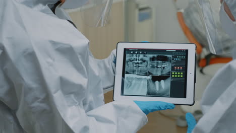 Close-up-of-teeth-radiography-scan-on-modern-tablet