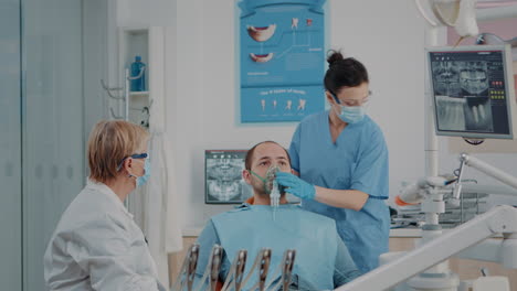 Zahnmedizinische-Krankenschwester-Führt-Anästhesie-Mit-Sauerstoffmaske-Am-Patienten-Durch