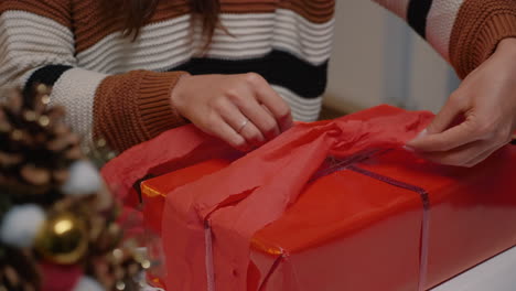 Junger-Erwachsener-Verpackt-Geschenkbox-In-Rotem-Papier