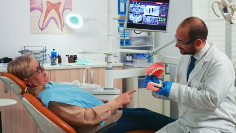Explaining-procedure-using-model-of-dental-teeth