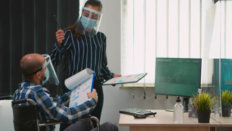 Businesspeople-crew-wearing-face-protection-against-coronavirus
